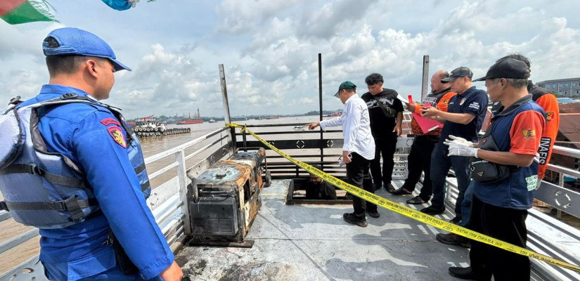 Olah TKP KM Teman Bejalanan di perairan Sungai Mahakam. (foto: selasar/rio)