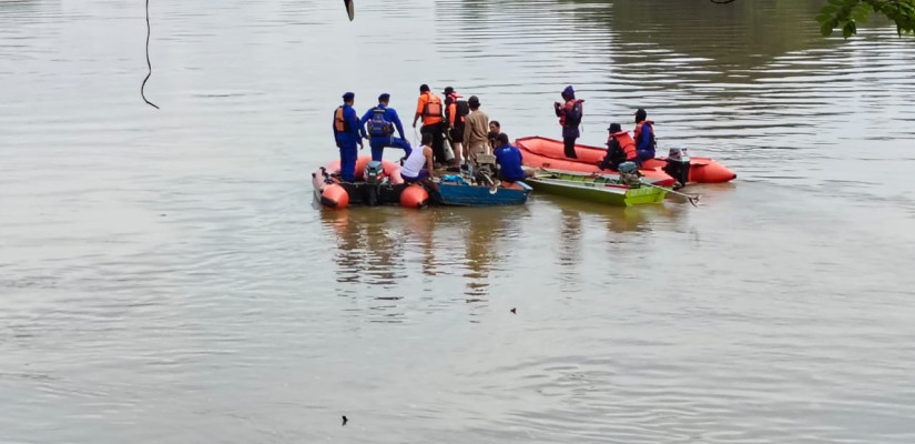Tim SAR gabungan berhasil mengevakuasi jasad sopir dan satu unit dump truck yang tenggelam di Sungai Telen, Kecamatan Telen, Kabupaten Kutai Timur. (foto: selasar/Bonar)