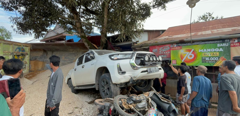 Truk Fuso Lepas Kendali di Bengalon, Bengkel dan Sembilan Kendaraan Jadi Korban
