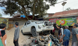 Truk Fuso Lepas Kendali di Bengalon, Bengkel dan Sembilan Kendaraan Jadi Korban