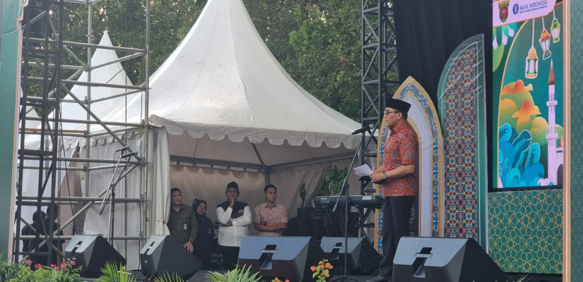 Wali Kota Samarinda, Andi Harun saat meresmikan Pasar Ramadan GOR Segiri.