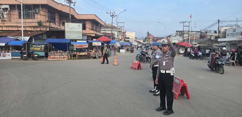 Berikan Rasa Aman, Personel Polres Kutim Kawal Warga Sangatta Berburu Takjil