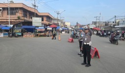 Berikan Rasa Aman, Personel Polres Kutim Kawal Warga Sangatta Berburu Takjil
