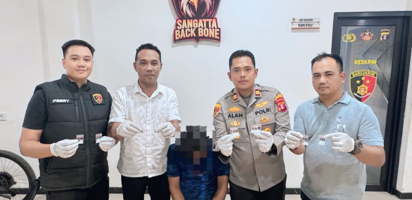 Pelaku usai diamankan pihak kepolisian. (foto: Selasar/Gunawan)