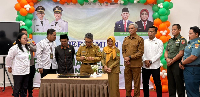 Bupati Kutim Ardiansyah Sulaiman saat meresmikan gedung baru Puskesmas Teluk Lingga.