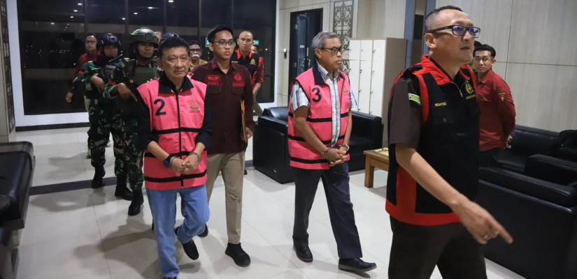 Kedua Mantan Kadis Tambang Kukar saat ditahab oleh tim penyidik Kejati Kaltim. Foto: Selasar/Boy