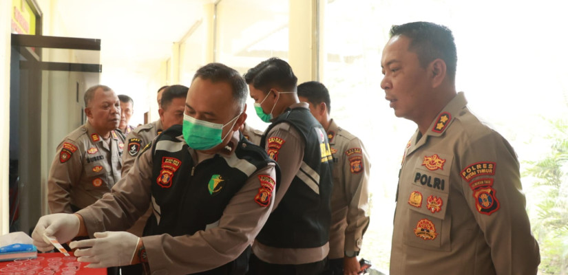 Kapolres Kutim AKBP Fauzan Arianto dan Jajaran Jalani Tes Urin. (selasar/istimewa)