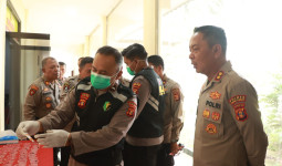 Kapolres Kutim Beri Teladan, Ikut Tes Urin Bersama Jajaran PJU