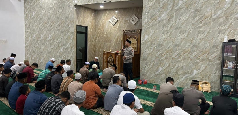 Malam Pertama Tarawih, Polres Kutim Ajak Jamaah Masjid Al-Amin Jaga Kamtibmas