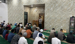 Malam Pertama Tarawih, Polres Kutim Ajak Jamaah Masjid Al-Amin Jaga Kamtibmas