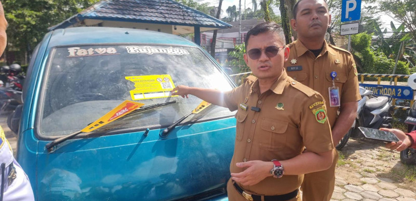 Parkir Sembarangan? Siap-Siap Kendaraan Ditempeli Stiker Super Lengket Dishub Samarinda
