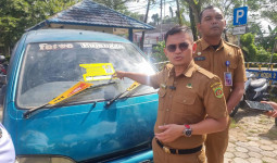 Parkir Sembarangan? Siap-Siap Kendaraan Ditempeli Stiker Super Lengket Dishub Samarinda