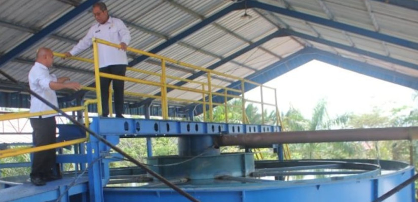 Dirut Perumdam Kutim Suparjan saat kroscek stok air di IPA Kabo.