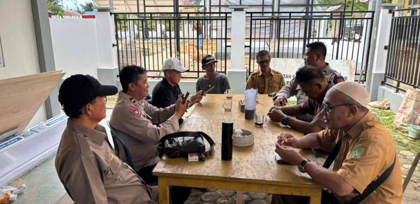 KBO Satbinmas Polres Kutim Iptu Ngatiyo saat berbincang hangat dengan tokoh masyarakat. (Foto: Selasar/Gunawan)
