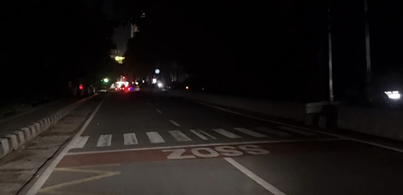 Ruas Jalan Pahlawan gelap tak ada Lampu Penerangan Jalan Umum (LPJU). (Selasar/Hasyim Ilyas)