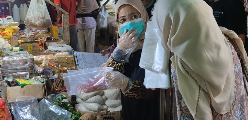 Dinas Ketahanan Pangan (Ketapang) Kabupaten Kutai Timur melakukan uji sampel Pangan Segar. (Foto: Selasar/Gunawan)