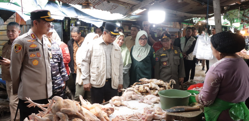 Blusukan ke Pasar Sangatta Selatan, Wabup Mahyunadi Pastikan Stok Pangan Aman Jelang Lebaran