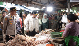 Blusukan ke Pasar Sangatta Selatan, Wabup Mahyunadi Pastikan Stok Pangan Aman Jelang Lebaran