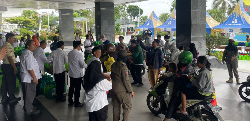 Suasana pembagian takjil di Pemprov Kaltim. Foto: Selasar/Boy