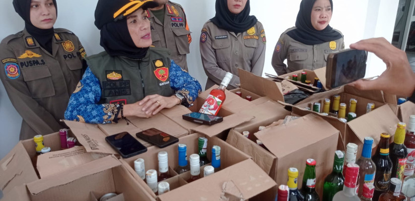 Jelang Lebaran, Satpol PP Samarinda Bongkar Modus Simpan 300 Botol Miras di Mobil