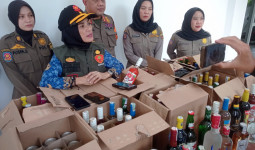 Jelang Lebaran, Satpol PP Samarinda Bongkar Modus Simpan 300 Botol Miras di Mobil