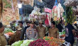 Pantau Stabilitas Pangan, Forkopimcam Muara Wahau Sidak Pasar dan Pangkalan LPG