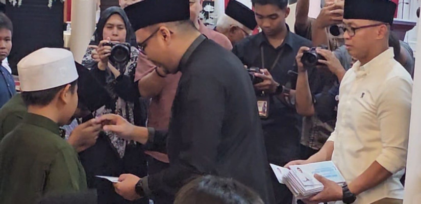 Bupati Kukar, Aulia Rahman Basri bagikan bantuan santunan untuk 60 anak yatim piatu di Tenggarong. (Selasar/Juliansyah)