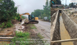 PPK 2.7 BBPJN Kaltim Lakukan Normalisasi Saluran di Ruas Gunung Tabur–Tanjung Batu