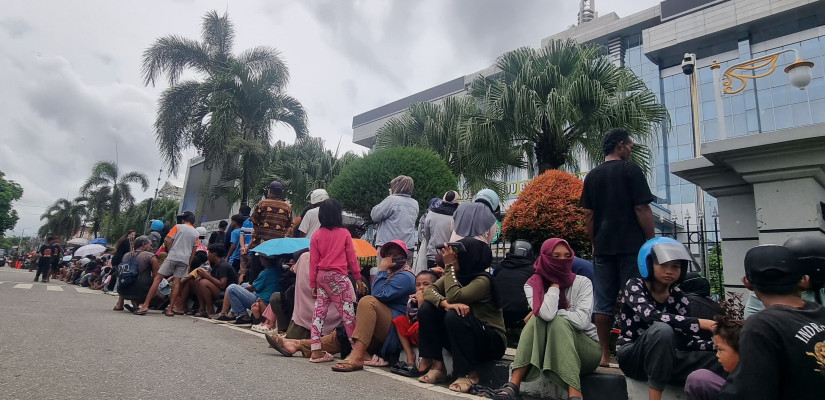 Ribuan Warga Antre Takjil Gratis di Depan Kantor Gubernur Kaltim, Satu Remaja Pingsan