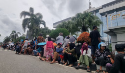Ribuan Warga Antre Takjil Gratis di Depan Kantor Gubernur Kaltim, Satu Remaja Pingsan