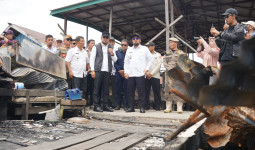 Wabup Paser Dampingi Gubernur Kaltim Kunjungi Korban Kebakaran di Muara Adang