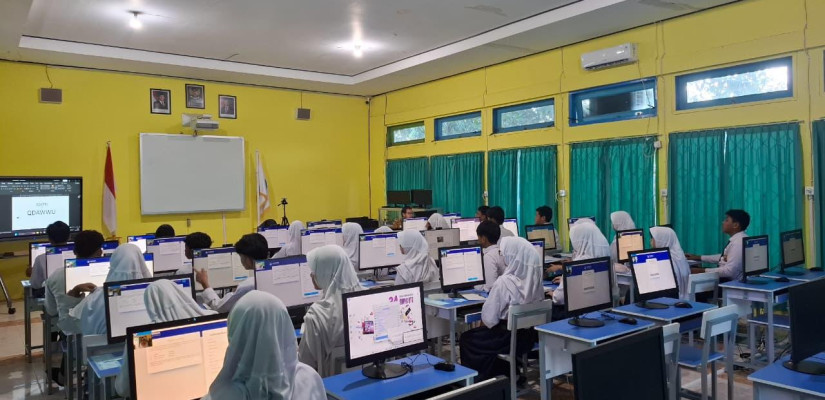 Suasana tertib pada pelaksanaan TKA di Ruang Laboratorium Komputer SMP Negeri 1 Bontang, Jalan Kapten Pierre Tendean, Bontang Kuala, Bontang Utara. (Dok. Ist)