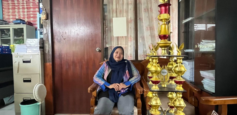 Kepala Sekolah SD Negeri 006 Bontang Utara Catur Ratna Jumiarsih saat memperlihatkan Piala Juara Umum Batas, Jalan R.A Kartini, Kamis (16/4). (Doc. Populismedia)