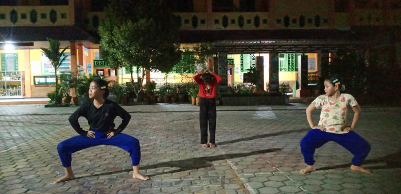 Para pelajar SD Negeri 006 Bontang Selatan latihan tari pada malam hari. (Dok. Ist)