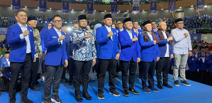 Sesi Foto Bersama Unsur Pimpinan Partai Amanat Nasional (PAN) dengan Gubernur Kaltim Rudy Mas’ud dan Wakil Gubernur Seno Aji. Foto: Selasar/Boy