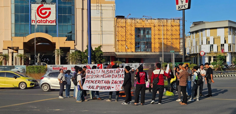 Aliansi Rakyat Kaltim saat aksi “Pencerdasan” di simpang Mall Lembuswana Samarinda. Foto: Selasar/Boy