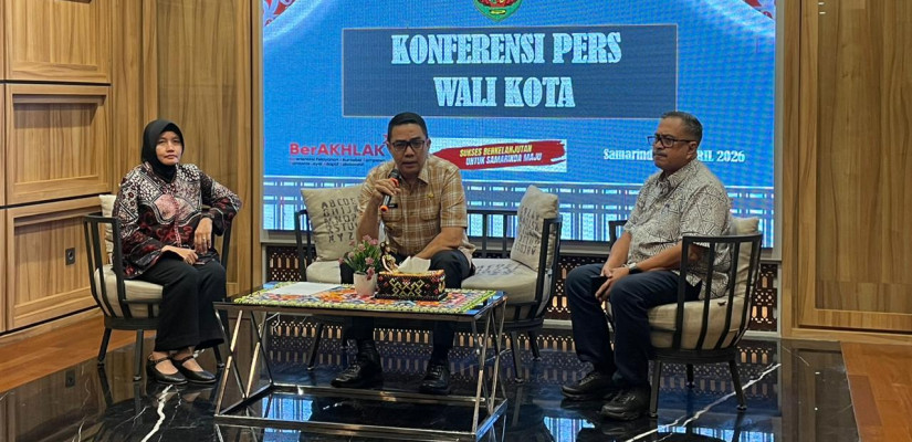Kiri ke kanan: Sekda Kota Samarinda, Neneng Chamelia Shanti. Wali Kota Samarinda, Andi Harun. Asisten III Pemkot Samarinda, Ali Fitri Noor. Foto: Selasar/Boy