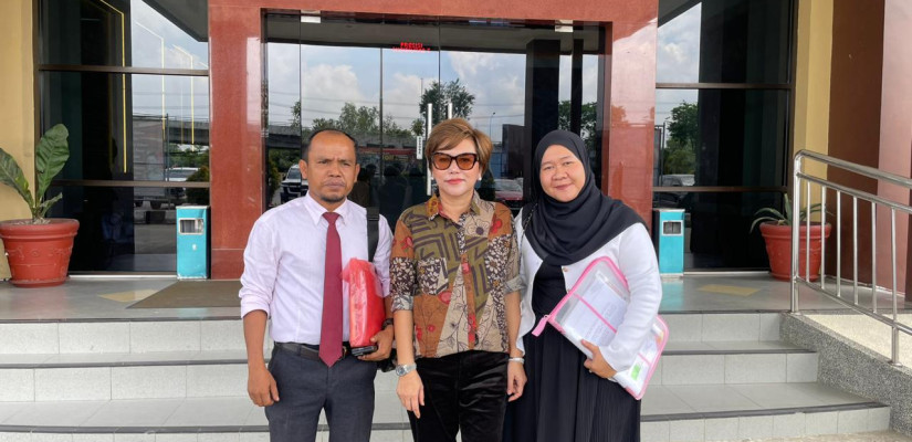 Irma Suryani didampingi Kuasa Hukumnya Jumintar Napitupulu di Mapolresta Samarinda. Foto: Selasar/Boy