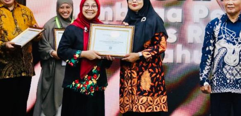 Kepala SMP Negeri 9 Bontang, Lilyn Indriyawati (kanan), menerima langsung penghargaan LPKRA kategori madya dari Kementerian PPPA di Jakarta. (Istimewa)