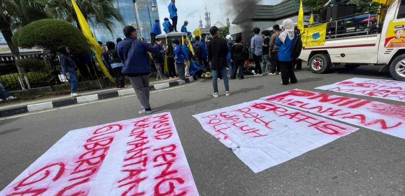 Aksi Unjuk Rasa PMII Samarinda di depan Kantor Gubernur Kaltim. Foto: Selasar/Boy
