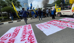 Mahasiswa PMII Samarinda Demo di Kantor Gubernur Kaltim, Massa Sempat Menerobos Pagar