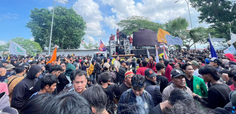 Gelombang Massa pada Aksi 21 April di depan Kantor Gubernur Kaltim. Foto: Selasar/Boy