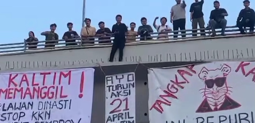 Massa aksi memasang spanduk berisi tuntutan di Samarinda. (Ist)