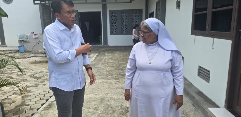 General Manager PLN UIP KLT bersama Suster Yohana Magdalena dari Panti Asuhan Tabita Putri. Foto: Istimewa