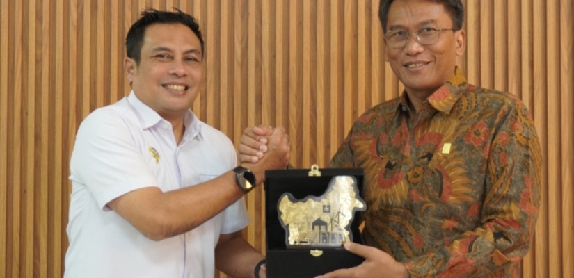 General Manager PLN UIP KLT Basuki Widodo melakukan pertukaran cenderamata dengan Kepala BINDA Kalsel sebagai simbol penguatan kolaborasi. Foto: Istimewa