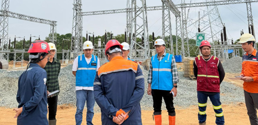 General Manager PLN UIP KLT, Basuki Widodo, memberikan arahan kepada tim dan mitra kerja di lokasi proyek Gardu Induk (GI) 150 kV Bontang Lestari. Foto: Ist