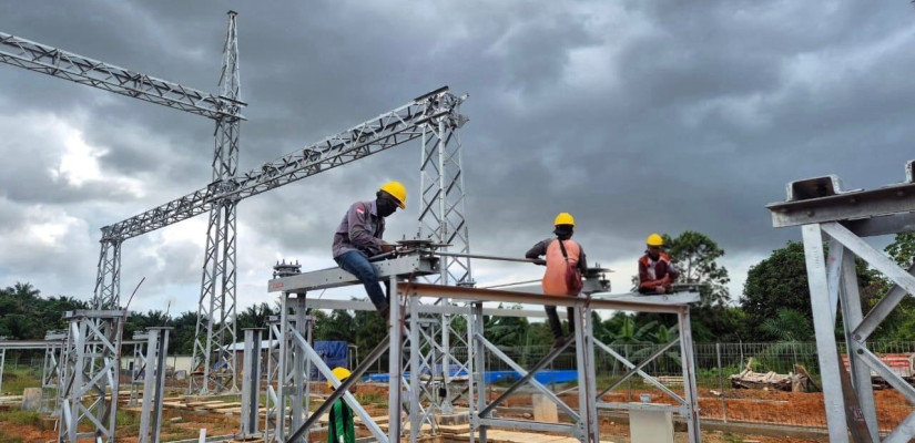 Pekerja melakukan pemasangan struktur dan peralatan GI 150 kV Grogot. Foto: Istimewa