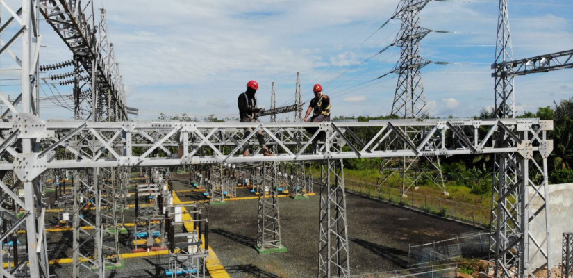 Pekerjaan pemasangan dan penguatan struktur di area Gardu Induk 150 kV Satui sebagai bagian dari proyek penambahan kapasitas trafo 30 MVA. Foto: Istimewa