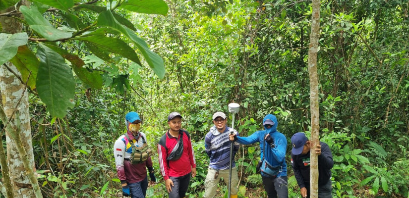 Petugas harus menyusuri kawasan perbukitan dan hutan lebat untuk membuka akses menuju titik lokasi tapak tower yang terisolasi. Foto: Istimewa
