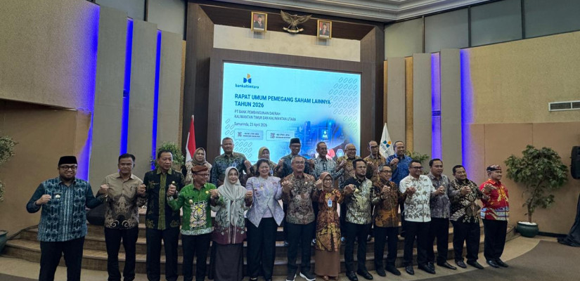 Romy Wijayanto (ditengah) foto bersama para pemegang sahan dalam kegiatan Rapat Umum Pemegang Saham (RUPS) Luar Biasa di Kantor Pusat Bankaltimtara. Foto: Istimewa